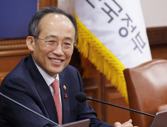추경호 부총리 겸 기획재정부 장관이 5일 오전 서울 종로구 정부서울청사에서 열린 국무회의에 참석해 한동훈 법무부 장관과 대화하다 활짝 웃고 있다. [연합뉴스]